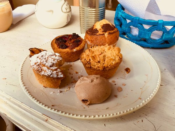 Comment réaliser des financiers aux noisettes avec un glaçage au caramel ?